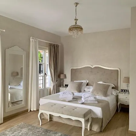 La De Pilar Aparthotel