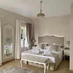 La De Pilar Apartahotel